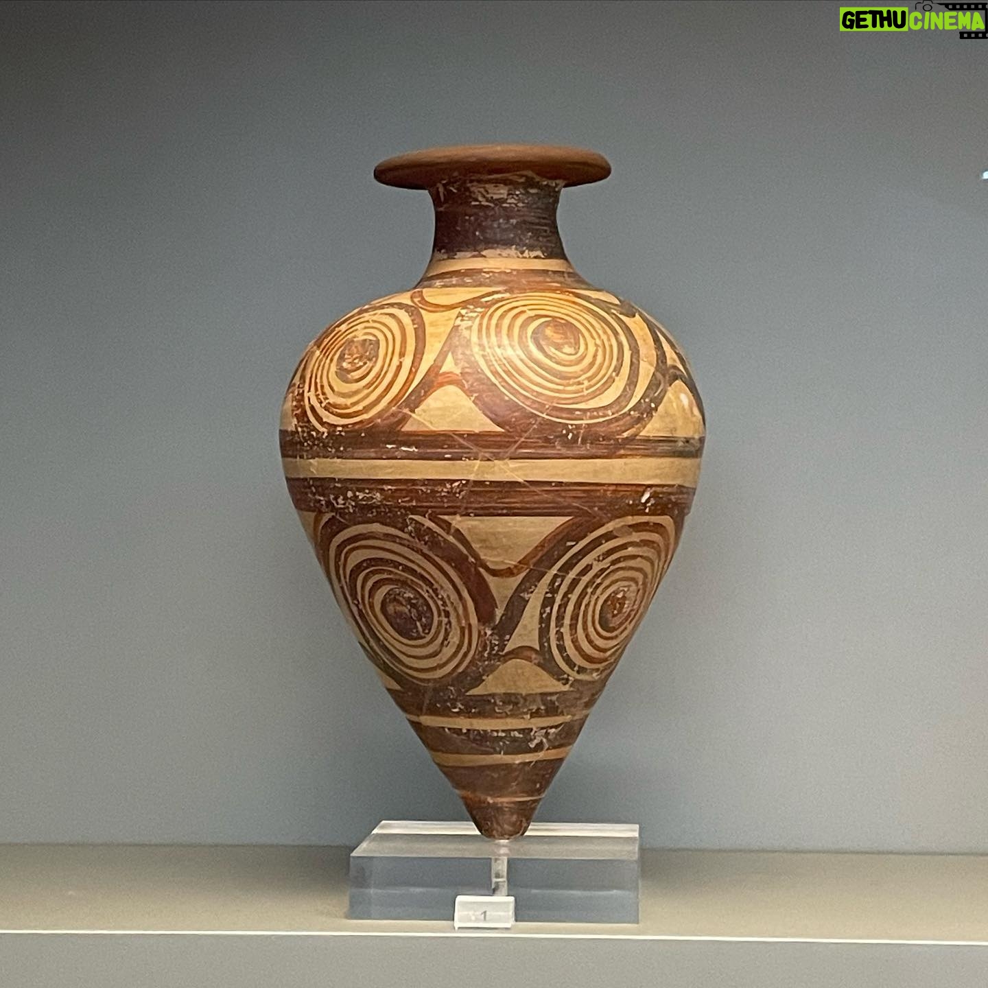 Alaska Instagram - Espirales en los primeros estadios de la cultura griega en el @national_museum_of_athens. Y en la รบltima foto mis tatuajes de espirales celtas. Poderoso sรญmbolo, siempre conmigo. ๐๐๐บ๐บ๐๏ธ๐๏ธ๐๐๏ธ๐๏ธ๐บ๐บ๐๐