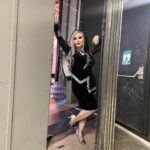 Alaska Instagram - Todo listo para comenzar a las 17 horas en directo en @tardeartv @telecincoes. En la segunda foto se ve al fondo un recortable de una persona a la que conozco un poco. Foto de @carlooshernandez * Esta publicación es una comunicación sobre mis diversas actividades profesionales - es información para mis seguidores - entiendo que la libertad de compartir esto se sobrentiende en la naturaleza misma de las redes sociales