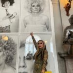 Alaska Instagram – Ayer en la inauguración de la exposición Warhol-Vijande-Makos. Vale la pena visitarla en el contexto de esa maravilla que es el @museolazarogaldiano. Gracias a todos en el museo, desde su directora, conservador, administrativos, guardarropía, bedeles, personal de limpieza… ¡así da gusto! Y de nuevo gracias a @coleccionsunolsoler por contar conmigo para este proyecto.
Fotos mías y de @pedro.munster.

* Esta publicación es una comunicación sobre mis diversas actividades profesionales – es información para mis seguidores – entiendo que la libertad de compartir esto se sobrentiende en la naturaleza misma de las redes sociales