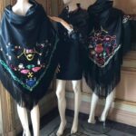 Alaska Instagram - Exposición ‘La ruta del mantón de manila’ en Casa de América con piezas históricas, entre ellas los mantones que realizó @antonioalvaradored a finales de los años 80. El mío, una edición especial con los símbolos del disco ‘Fan Fatal’ bordados, del que se hicieron, como mucho, media docena. El otro bordado es el que diseñó Antonio para su marca (el de la exposición es de @mariabarrancooficial) y la cazadora con aplicaciones de mantón perteneció a Paloma Chamorro. Exposición gratuita hasta el 17 de mayo. * Esta publicación NO tiene fines publicitarios - es una comunicación de preferencias personales o culturales que me gusta compartir porque entiendo que para eso son las redes sociales. Y, además, me implica y quiero dar las gracias.