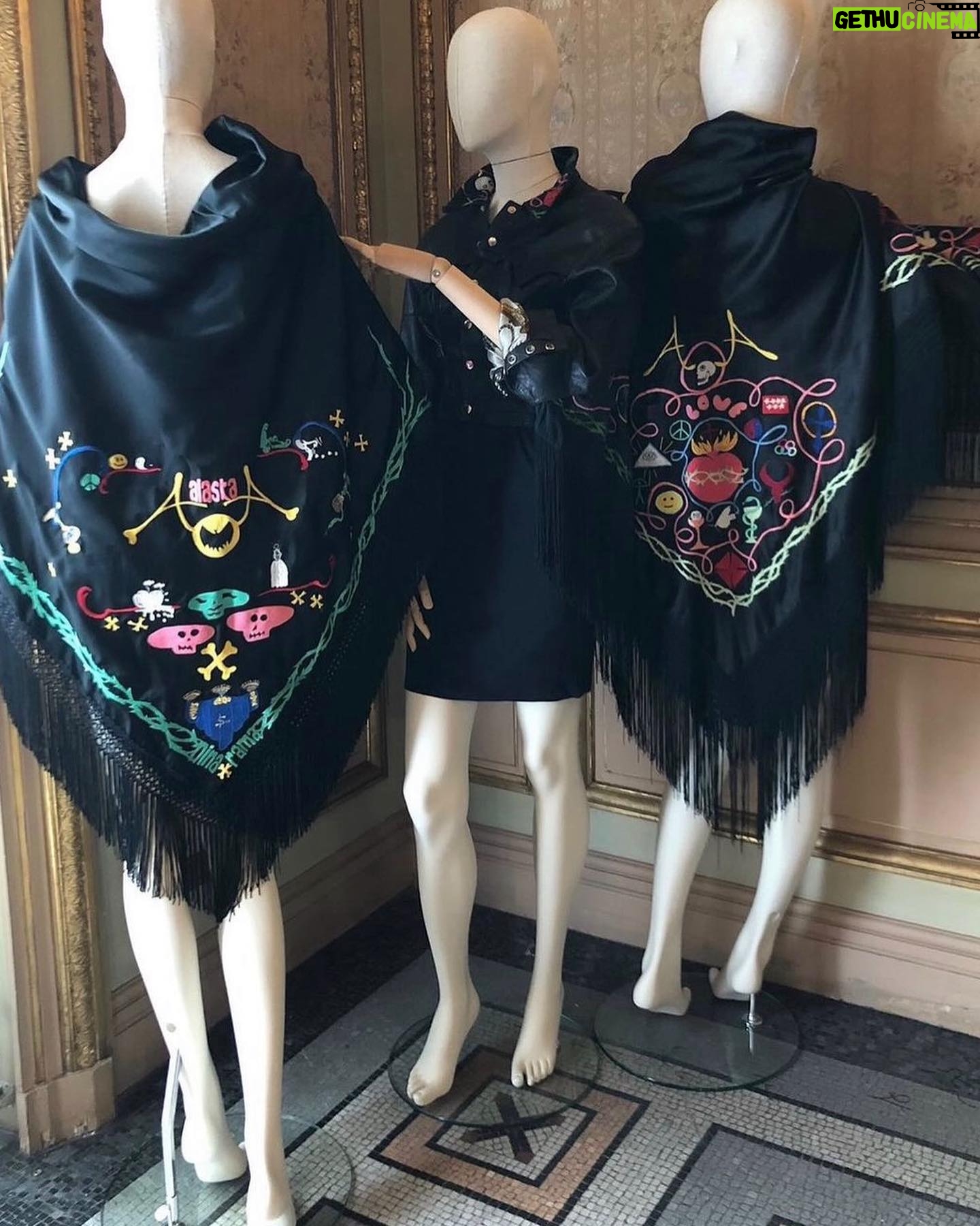 Alaska Instagram - Exposición ‘La ruta del mantón de manila’ en Casa de América con piezas históricas, entre ellas los mantones que realizó @antonioalvaradored a finales de los años 80. El mío, una edición especial con los símbolos del disco ‘Fan Fatal’ bordados, del que se hicieron, como mucho, media docena. El otro bordado es el que diseñó Antonio para su marca (el de la exposición es de @mariabarrancooficial) y la cazadora con aplicaciones de mantón perteneció a Paloma Chamorro. Exposición gratuita hasta el 17 de mayo. * Esta publicación NO tiene fines publicitarios - es una comunicación de preferencias personales o culturales que me gusta compartir porque entiendo que para eso son las redes sociales. Y, además, me implica y quiero dar las gracias.