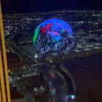 Alaska Instagram - Hoy me han saltado estos vídeos que hice el año pasado en Las Vegas. La ESFERA desde la ventana del hotel. Me gusta, es muy lisérgico quedarte mirándola y de día parece parte de una invasión extraterrestre. Fijaros en los coches que van por la carretera para que veáis la gigantesca dimensión de la esfera. Más artificio en la ciudad artificial por excelencia (lo digo como elogio).