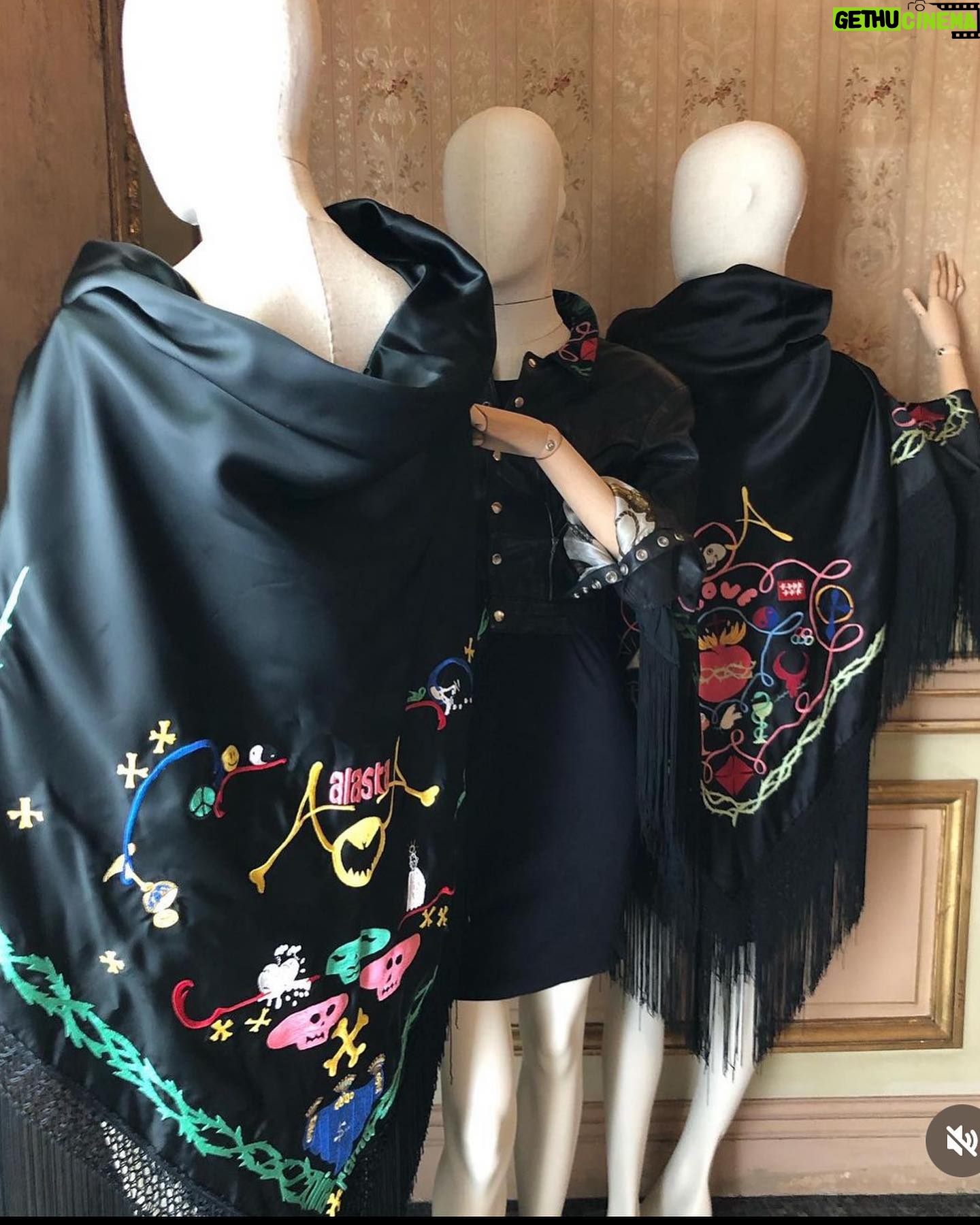 Alaska Instagram - Exposición ‘La ruta del mantón de manila’ en Casa de América con piezas históricas, entre ellas los mantones que realizó @antonioalvaradored a finales de los años 80. El mío, una edición especial con los símbolos del disco ‘Fan Fatal’ bordados, del que se hicieron, como mucho, media docena. El otro bordado es el que diseñó Antonio para su marca (el de la exposición es de @mariabarrancooficial) y la cazadora con aplicaciones de mantón perteneció a Paloma Chamorro. Exposición gratuita hasta el 17 de mayo. * Esta publicación NO tiene fines publicitarios - es una comunicación de preferencias personales o culturales que me gusta compartir porque entiendo que para eso son las redes sociales. Y, además, me implica y quiero dar las gracias.