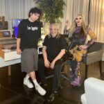 Alaska Instagram – Me pasé por el estudio para desear suerte a @capiarenas y @danielddasilva, que está de estreno con su nuevo videoclip (lo dejo al final de las imágenes)… ¡mucha suerte con este proyecto! Capi siempre descubriendo ✨