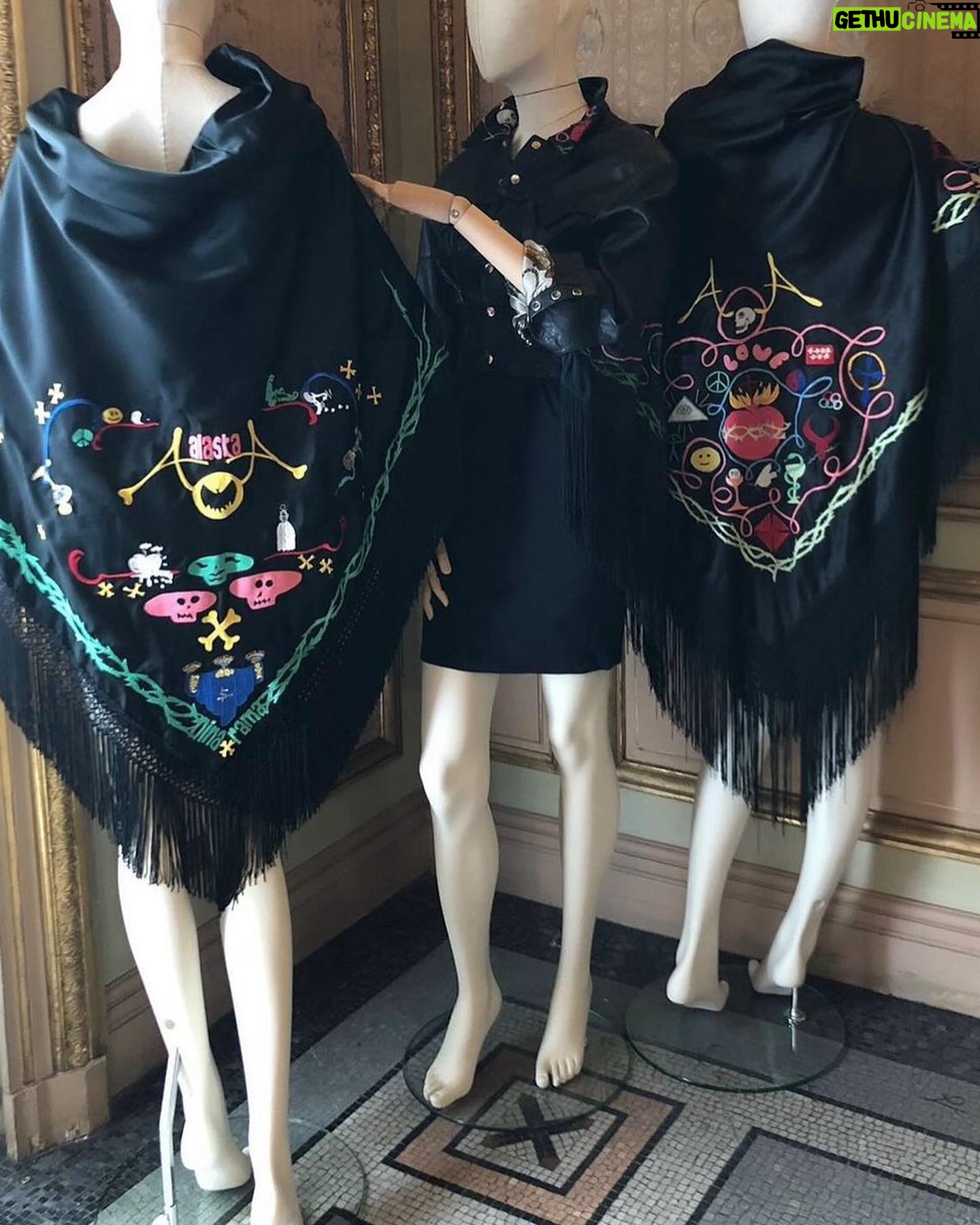 Alaska Instagram - Exposición ‘La ruta del mantón de manila’ en Casa de América con piezas históricas, entre ellas los mantones que realizó @antonioalvaradored a finales de los años 80. El mío, una edición especial con los símbolos del disco ‘Fan Fatal’ bordados, del que se hicieron, como mucho, media docena. El otro bordado es el que diseñó Antonio para su marca (el de la exposición es de @mariabarrancooficial) y la cazadora con aplicaciones de mantón perteneció a Paloma Chamorro. Exposición gratuita hasta el 17 de mayo. * Esta publicación NO tiene fines publicitarios - es una comunicación de preferencias personales o culturales que me gusta compartir porque entiendo que para eso son las redes sociales. Y, además, me implica y quiero dar las gracias.