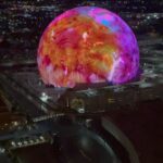 Alaska Instagram - Hoy me han saltado estos vídeos que hice el año pasado en Las Vegas. La ESFERA desde la ventana del hotel. Me gusta, es muy lisérgico quedarte mirándola y de día parece parte de una invasión extraterrestre. Fijaros en los coches que van por la carretera para que veáis la gigantesca dimensión de la esfera. Más artificio en la ciudad artificial por excelencia (lo digo como elogio).