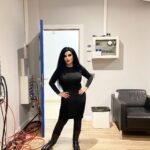 Alaska Instagram - Así de desolada se ve la salita antes de que lleguen los compañeros de la Mesa Vip… aquí esperándolos mientras me tomo un café. Todo listo para participar en @tardeartv @telecincoes a las 17 horas ¡en directo! * Esta publicación es una comunicación sobre mis diversas actividades profesionales - es información para mis seguidores - entiendo que la libertad de compartir esto se sobrentiende en la naturaleza misma de las redes sociales