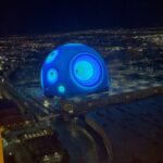 Alaska Instagram - Hoy me han saltado estos vídeos que hice el año pasado en Las Vegas. La ESFERA desde la ventana del hotel. Me gusta, es muy lisérgico quedarte mirándola y de día parece parte de una invasión extraterrestre. Fijaros en los coches que van por la carretera para que veáis la gigantesca dimensión de la esfera. Más artificio en la ciudad artificial por excelencia (lo digo como elogio).