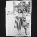 Alaska Instagram - Con mi madre y mi abuela frente a la Antigua Basílica de Guadalupe, donde me bautizaron. Hoy en España se celebra el Día de la Madre. Por las que están y por las que se han marchado antes. ❤️🌹🥀❤️🌹🥀❤️🥀🌹❤️🥀🌹❤️