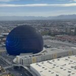 Alaska Instagram - Hoy me han saltado estos vídeos que hice el año pasado en Las Vegas. La ESFERA desde la ventana del hotel. Me gusta, es muy lisérgico quedarte mirándola y de día parece parte de una invasión extraterrestre. Fijaros en los coches que van por la carretera para que veáis la gigantesca dimensión de la esfera. Más artificio en la ciudad artificial por excelencia (lo digo como elogio).
