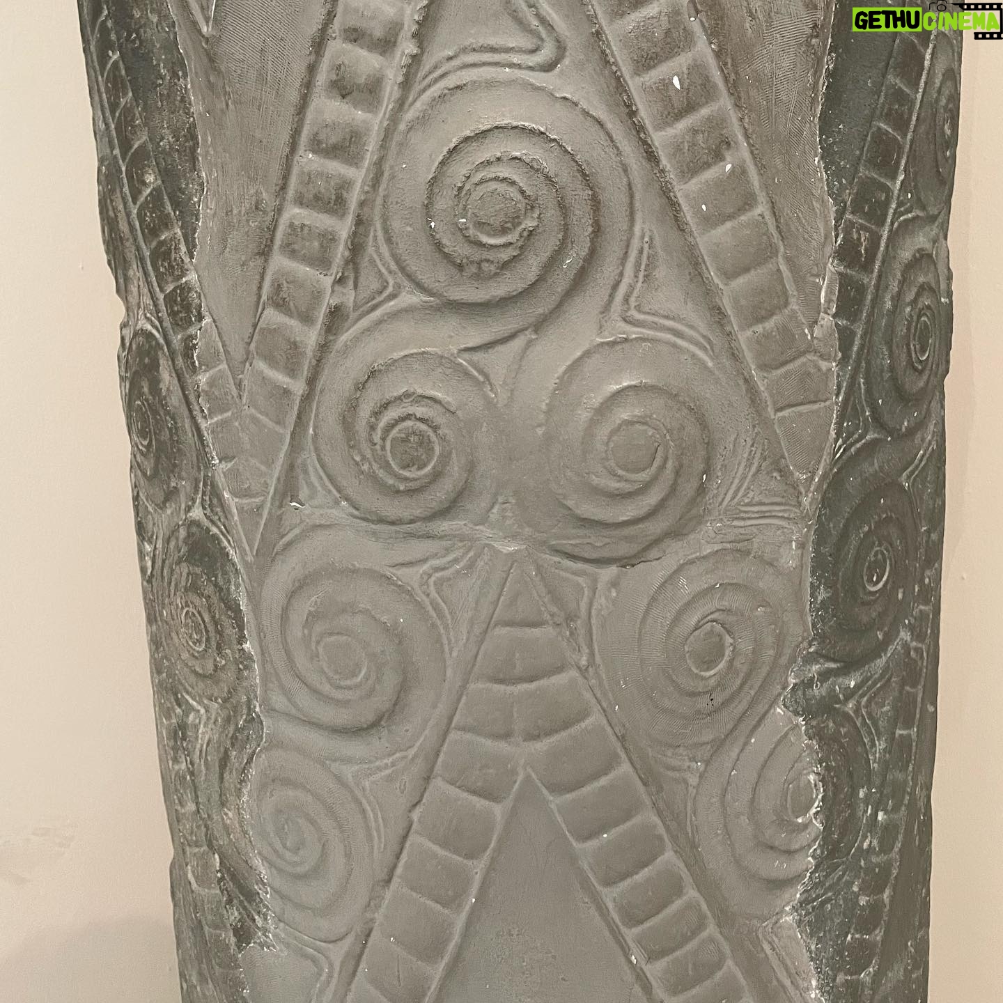 Alaska Instagram - Espirales en los primeros estadios de la cultura griega en el @national_museum_of_athens. Y en la รบltima foto mis tatuajes de espirales celtas. Poderoso sรญmbolo, siempre conmigo. ๐๐๐บ๐บ๐๏ธ๐๏ธ๐๐๏ธ๐๏ธ๐บ๐บ๐๐