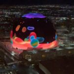 Alaska Instagram - Hoy me han saltado estos vídeos que hice el año pasado en Las Vegas. La ESFERA desde la ventana del hotel. Me gusta, es muy lisérgico quedarte mirándola y de día parece parte de una invasión extraterrestre. Fijaros en los coches que van por la carretera para que veáis la gigantesca dimensión de la esfera. Más artificio en la ciudad artificial por excelencia (lo digo como elogio).
