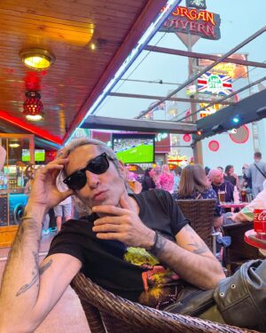 Alaska Instagram - Unos días en Benidorm siempre proceden, aunque soy incapaz de seguir el ritmo y la complicidad entre suegra y yerno ¡son agotadores! Momento favorito : bailar con @mariovaquerizooficial ‘A little respect’ de @erasureinfo en un pub inglés.
Gracias @ramsix por la buena compañía.
Gracias @hoteldonpancho por tratarnos siempre tan bien, es un placer, un equipo maravilloso.

* Esta publicación NO tiene fines publicitarios ni es un intercambio comercial, pero quiero agradecer la amabilidad de las personas más allá de los servicios contratados.