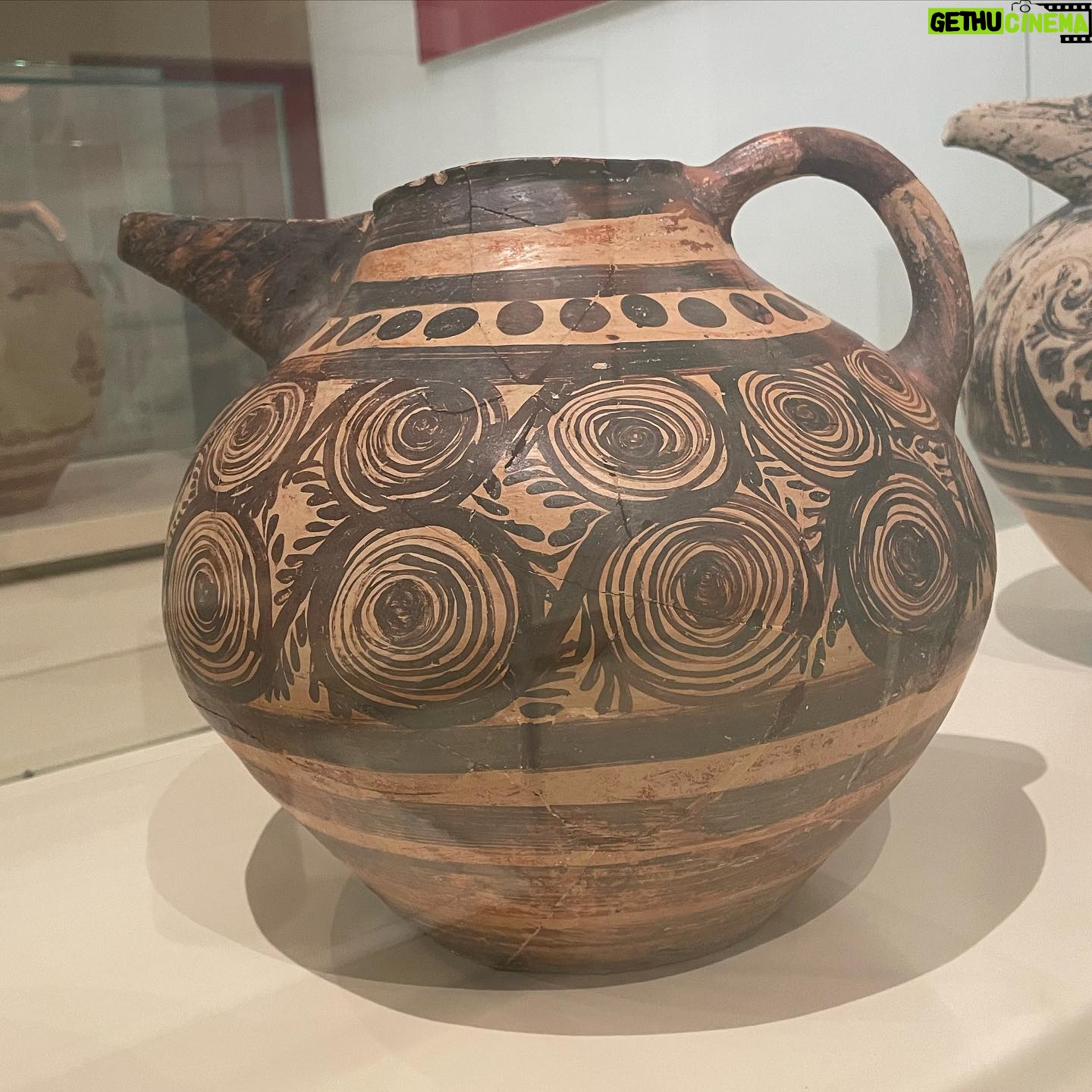 Alaska Instagram - Espirales en los primeros estadios de la cultura griega en el @national_museum_of_athens. Y en la รบltima foto mis tatuajes de espirales celtas. Poderoso sรญmbolo, siempre conmigo. ๐๐๐บ๐บ๐๏ธ๐๏ธ๐๐๏ธ๐๏ธ๐บ๐บ๐๐