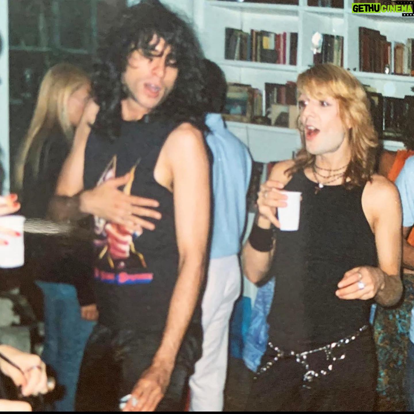 Alaska Instagram - Recordando (hoy y siempre) a Susie Pop. Por ejemplo, en aquellas noches en casa de @hitita, lugar de encuentro al que acabamos denominando “la sede social”… recuerdos maravillosos de una persona excepcional.