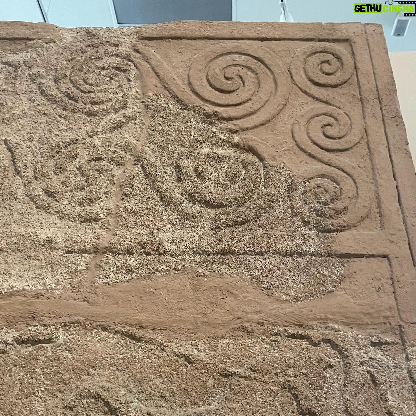 Alaska Instagram - Espirales en los primeros estadios de la cultura griega en el @national_museum_of_athens. Y en la รบltima foto mis tatuajes de espirales celtas. Poderoso sรญmbolo, siempre conmigo. ๐๐๐บ๐บ๐๏ธ๐๏ธ๐๐๏ธ๐๏ธ๐บ๐บ๐๐