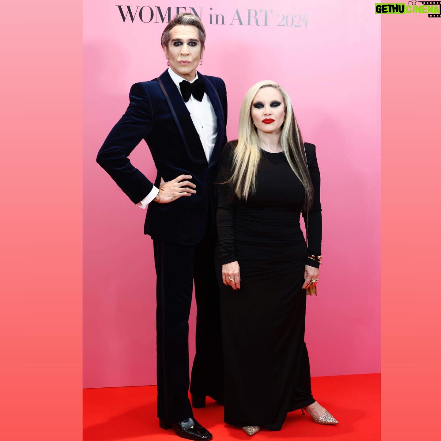 Alaska Instagram - Cena en el @museothyssen organizada por @harpersbazaares en homenaje a Tita Thyssen, nuestra Carmen Cervera. Por su labor en el mundo del arte recibió el premio #BazaarWomenInArt2024, pero yo añadiría que extiendo el premio a su existencia misma, con esa biografía única. Enhorabuena a la directora de la publicación @inmajimenezbazaar y a su equipo por una velada exquisita. Pero la mayor ovación (en pie) es para la homenajeada ¡Que viva Tita! * Esta publicación es una comunicación sobre mis diversas actividades profesionales - es información para mis seguidores - entiendo que la libertad de compartir esto se sobrentiende en la naturaleza misma de las redes sociales