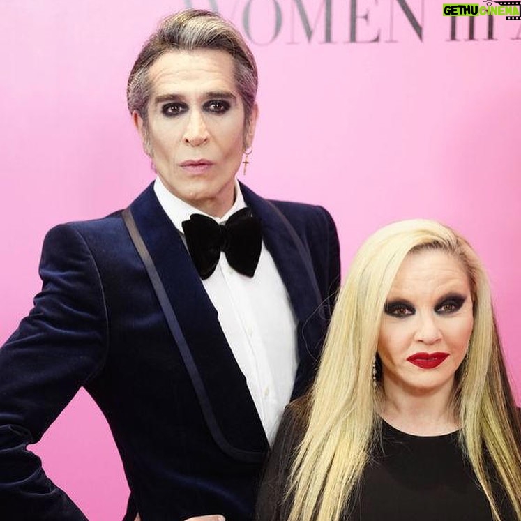 Alaska Instagram - Cena en el @museothyssen organizada por @harpersbazaares en homenaje a Tita Thyssen, nuestra Carmen Cervera. Por su labor en el mundo del arte recibió el premio #BazaarWomenInArt2024, pero yo añadiría que extiendo el premio a su existencia misma, con esa biografía única. Enhorabuena a la directora de la publicación @inmajimenezbazaar y a su equipo por una velada exquisita. Pero la mayor ovación (en pie) es para la homenajeada ¡Que viva Tita! * Esta publicación es una comunicación sobre mis diversas actividades profesionales - es información para mis seguidores - entiendo que la libertad de compartir esto se sobrentiende en la naturaleza misma de las redes sociales
