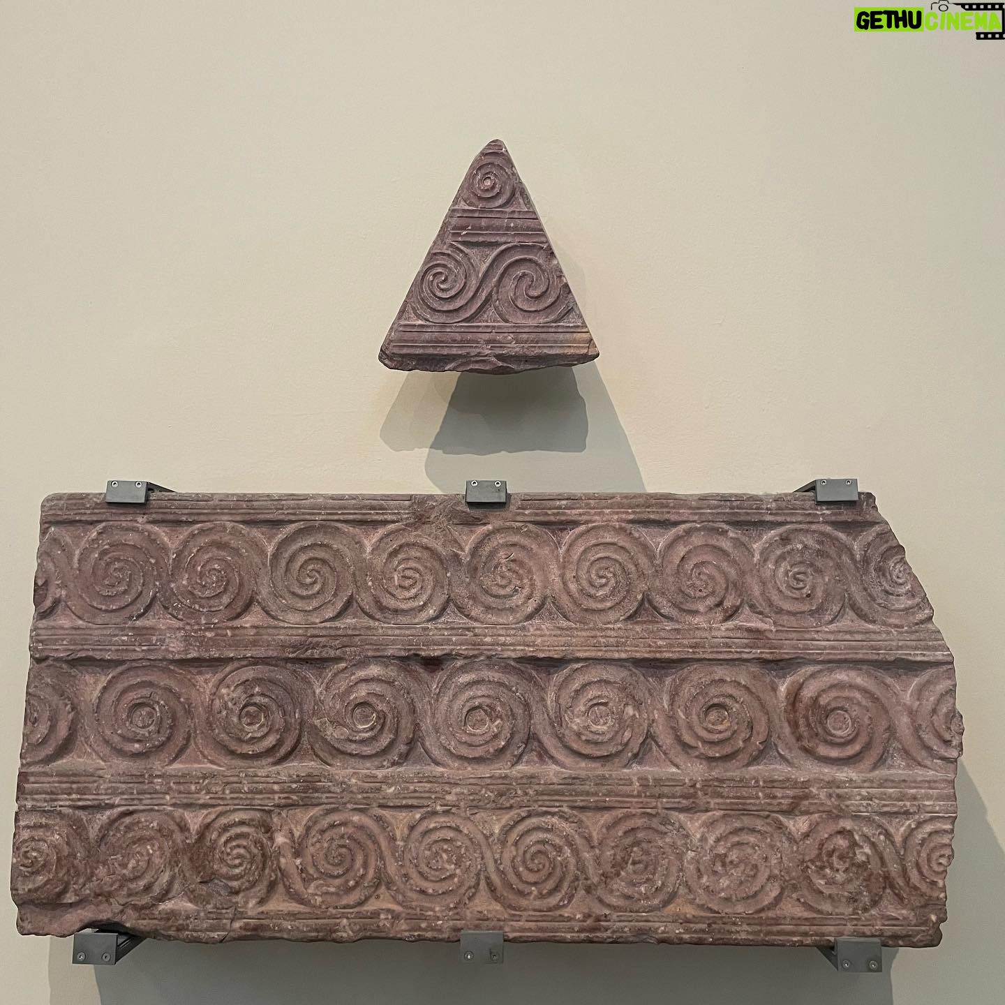 Alaska Instagram - Espirales en los primeros estadios de la cultura griega en el @national_museum_of_athens. Y en la รบltima foto mis tatuajes de espirales celtas. Poderoso sรญmbolo, siempre conmigo. ๐๐๐บ๐บ๐๏ธ๐๏ธ๐๐๏ธ๐๏ธ๐บ๐บ๐๐