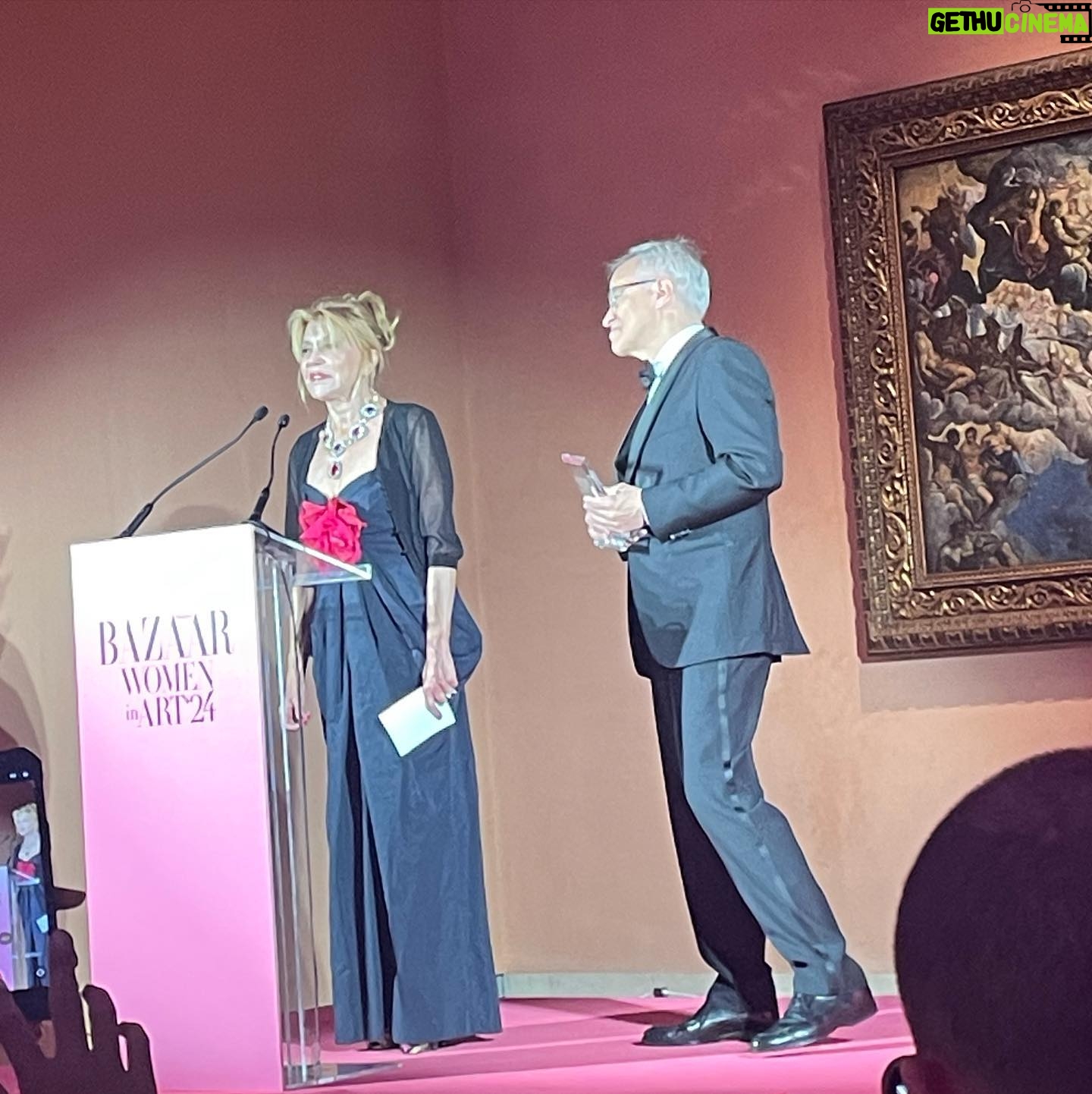 Alaska Instagram - Cena en el @museothyssen organizada por @harpersbazaares en homenaje a Tita Thyssen, nuestra Carmen Cervera. Por su labor en el mundo del arte recibió el premio #BazaarWomenInArt2024, pero yo añadiría que extiendo el premio a su existencia misma, con esa biografía única. Enhorabuena a la directora de la publicación @inmajimenezbazaar y a su equipo por una velada exquisita. Pero la mayor ovación (en pie) es para la homenajeada ¡Que viva Tita! * Esta publicación es una comunicación sobre mis diversas actividades profesionales - es información para mis seguidores - entiendo que la libertad de compartir esto se sobrentiende en la naturaleza misma de las redes sociales