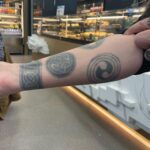 Alaska Instagram - Espirales en los primeros estadios de la cultura griega en el @national_museum_of_athens. Y en la última foto mis tatuajes de espirales celtas. Poderoso símbolo, siempre conmigo. 🌀🌀🏺🏺🏛️🏛️🌀🏛️🏛️🏺🏺🌀🌀