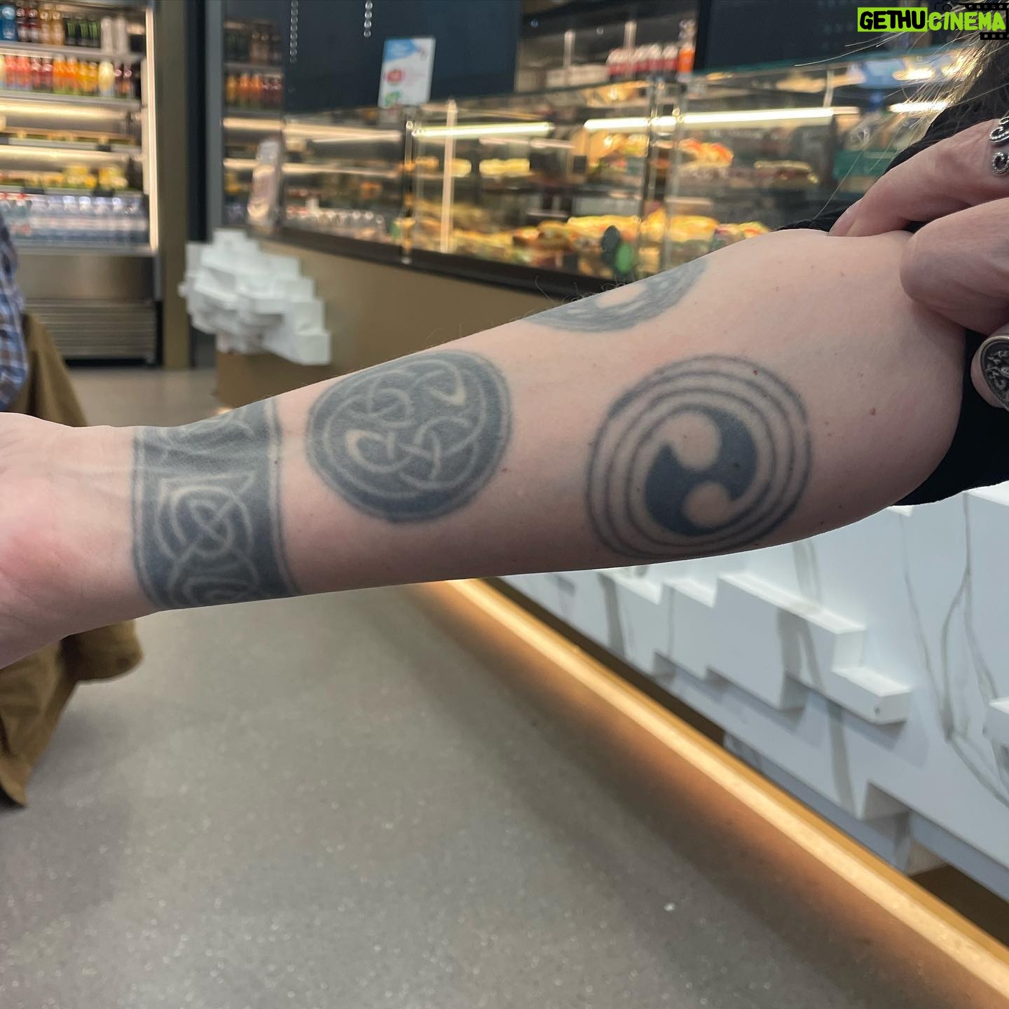 Alaska Instagram - Espirales en los primeros estadios de la cultura griega en el @national_museum_of_athens. Y en la รบltima foto mis tatuajes de espirales celtas. Poderoso sรญmbolo, siempre conmigo. ๐๐๐บ๐บ๐๏ธ๐๏ธ๐๐๏ธ๐๏ธ๐บ๐บ๐๐
