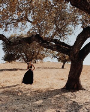Alba Baptista Instagram - Fellini in Alentejo feels. 🌾 
Um dia passado no campo, com calor e com sardas.  Grazie mille @flame_mgz 🧡