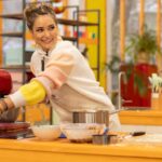Alba Carrillo Instagram - Me siento feliz y afortunada por las cosas que vivo🙏🏻 Llegar al programa 11 de Bake off en @rtve ha sido apasionante. Podéis ver un día precioso el próximo martes a las 22:50. Soy muy intensa pero es que me gusta vivir la vida con ganas. Disfrutar y sentir sin miedo tiene sus peajes pero merece las ganas ( no me gusta decir: merece la pena) vivir así. Muchos de vosotros me escribís que estáis disfrutando y riéndoos mucho con mi paso por el programa y me da la vida! Hay mucha gente pasándolo mal, como yo en momentos de mi vida, y poder conseguir que se evadan un rato y olviden la tristeza o que se animen y logren fuerzas para encarar la vida, es mi regalo. También he leído, los menos, que soy muy intensa y que no paro de hablar. No considero intensa un insulto y hablaba porque creo que es fundamental compartir con el espectador lo que está pasando por tu mente y lo que sientes. De otra forma, cocinaría en mi casa y no en un programa de televisión. Se necesita contenido, no forzado, real y ser generoso es fundamental para llevar adelante un programa en el que trabaja mucha gente y necesitan que los que damos la cara, compartamos todo el proceso y emociones. Soy intensa, sí🫶🏼👩🏼‍🍳🥧🧁🍰
