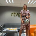Alba Carrillo Instagram – Buenos días☀️
Una mañana más vuelve a salir el sol💫
Os comparto mi look de ayer en D❤️ de @rtve. Estoy muy agradecida por este programa en el que me siento valorada, respetada y feliz.
El dos piezas (camisa y falda) de leopardo flúor es de @minuetoofficial 🐆
El bolso 🦉es de @lecruel_thebrand
Os dejo una foto del color de labios por el que me preguntáis siempre🫦 Honey Pink de @clinique_es
No paro de escuchar “Física o Química” feat Enol
Feliz semana💘