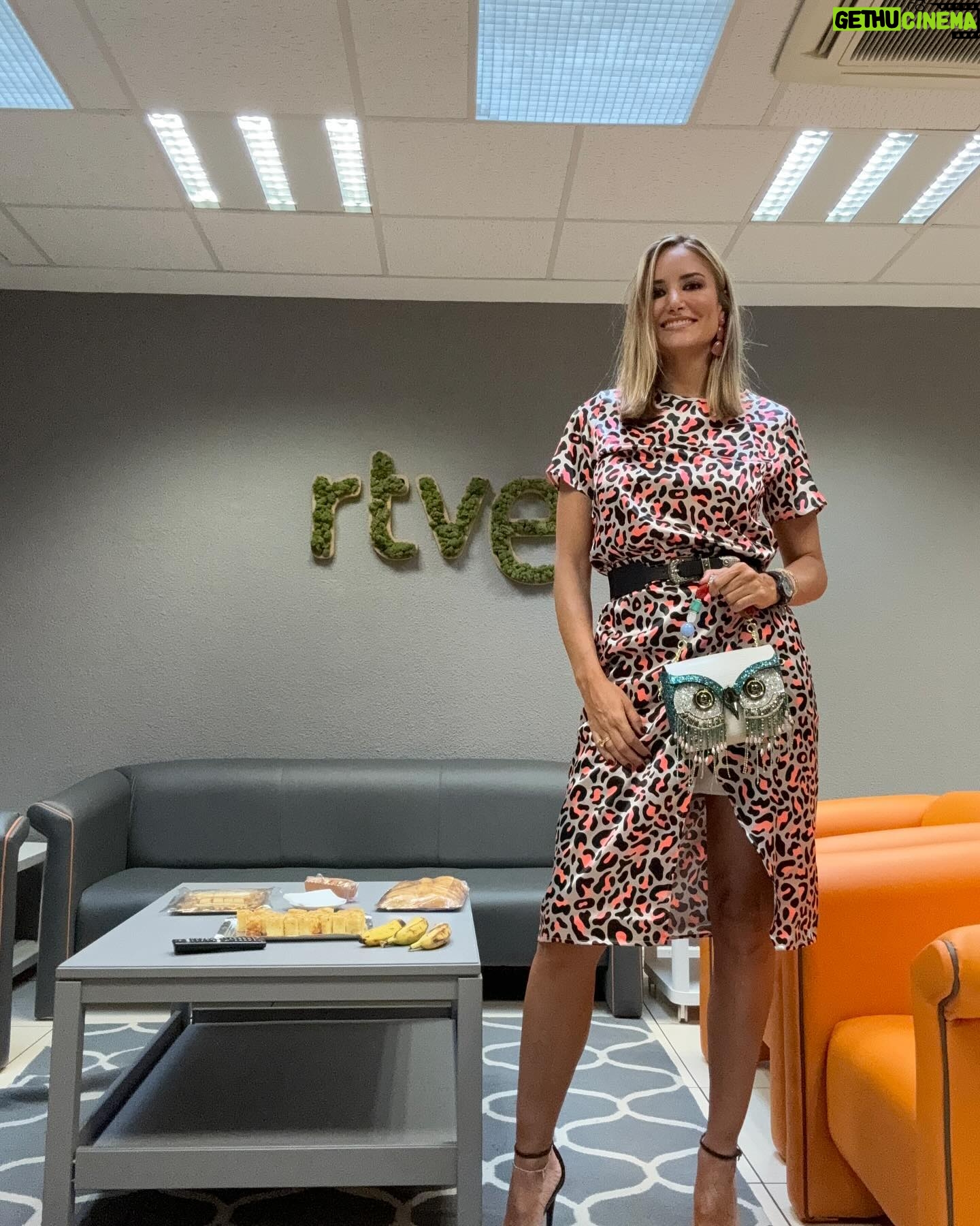 Alba Carrillo Instagram - Buenos días☀️ Una mañana más vuelve a salir el sol💫 Os comparto mi look de ayer en D❤️ de @rtve. Estoy muy agradecida por este programa en el que me siento valorada, respetada y feliz. El dos piezas (camisa y falda) de leopardo flúor es de @minuetoofficial 🐆 El bolso 🦉es de @lecruel_thebrand Os dejo una foto del color de labios por el que me preguntáis siempre🫦 Honey Pink de @clinique_es No paro de escuchar “Física o Química” feat Enol Feliz semana💘