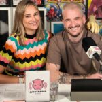 Alba Carrillo Instagram - ¡Regresamos! Estamos muy contentos de anunciaros que este viernes 26 de abril estrenamos la nueva tanda de episodios de nuestro podcast cogidos de la mano con @subterfugeradio. Habrá, como siempre, mucho crimen y, por supuesto, mucha diversión. ¿Teníais ganas ya? Contadnos en los comentarios. En los próximos días os diremos cómo y dónde podréis escucharnos y vernos.