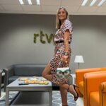 Alba Carrillo Instagram – Buenos días☀️
Una mañana más vuelve a salir el sol💫
Os comparto mi look de ayer en D❤️ de @rtve. Estoy muy agradecida por este programa en el que me siento valorada, respetada y feliz.
El dos piezas (camisa y falda) de leopardo flúor es de @minuetoofficial 🐆
El bolso 🦉es de @lecruel_thebrand
Os dejo una foto del color de labios por el que me preguntáis siempre🫦 Honey Pink de @clinique_es
No paro de escuchar “Física o Química” feat Enol
Feliz semana💘