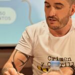 Alba Carrillo Instagram – Intentaré explicar lo que vivimos ayer.
Primero nervios, muchos nervios.
¿Vendrá gente? ¿Lo haremos bien? ¿Estaremos a la altura del reconocimiento que se nos ha dado (50 mejores podcast de 2024 según la revista @forbes_es)
La respuesta fue SÍ A TODO.
Una sala abarrotada, estuvimos más que de sobra a la altura, incluso por encima de lo que pensábamos y creo que es la vez que mejor me lo he pasado haciendo mi trabajo.
Y es que esto llega un momento en el que deja ser una ocupación a transformarse en un placer.
La culpa de todo la tiene @albacarrillooficial, la que empezó como una compañera y ahora es una amiga. Podría hacer esta misma actividad con muchísima gente, pero nadie sería esa pieza FUNDAMENTAL que encaja al 102% conmigo y que hace que seamos uno sobre el escenario. Alba, contigo al infinito, lo tengo claro. Gracias por esa ilusión, ese desparpajo y ese curro de horas diarias que le metes a nuestro proyecto, sin ti estaría muy perdido y esto no tendría valor alguno.
Cómo no, gracias infinitas también a @sarustica y @danierreme, las otras dos patas de la mesa. No subo la foto porque os tengo un post reservado esta semana. No diré más, pero sin vosotros esto no existe.
Y por supuesto a @subterfugeradio, @carlosgalan y @estacionpodcast por brindarnos esta oportunidad.
Sigo en mi nube. Os juro que habrá novedades y sorpresas MUY MUY GRANDES.
Y cómo no, a esas personas que siempre están ahí y nos apoyan incondicionalmente (@tiffani_guarch, @lascositasdemarit, @luciarpjoficial y nuestros hijos. Os queremos mucho, infinitísimo)
Gracias a todos porque @crimenycarrillo es gracias a vosotros.