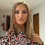 Alba Carrillo Instagram – Buenos días☀️
Una mañana más vuelve a salir el sol💫
Os comparto mi look de ayer en D❤️ de @rtve. Estoy muy agradecida por este programa en el que me siento valorada, respetada y feliz.
El dos piezas (camisa y falda) de leopardo flúor es de @minuetoofficial 🐆
El bolso 🦉es de @lecruel_thebrand
Os dejo una foto del color de labios por el que me preguntáis siempre🫦 Honey Pink de @clinique_es
No paro de escuchar “Física o Química” feat Enol
Feliz semana💘