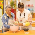Alba Carrillo Instagram - Me siento feliz y afortunada por las cosas que vivo🙏🏻 Llegar al programa 11 de Bake off en @rtve ha sido apasionante. Podéis ver un día precioso el próximo martes a las 22:50. Soy muy intensa pero es que me gusta vivir la vida con ganas. Disfrutar y sentir sin miedo tiene sus peajes pero merece las ganas ( no me gusta decir: merece la pena) vivir así. Muchos de vosotros me escribís que estáis disfrutando y riéndoos mucho con mi paso por el programa y me da la vida! Hay mucha gente pasándolo mal, como yo en momentos de mi vida, y poder conseguir que se evadan un rato y olviden la tristeza o que se animen y logren fuerzas para encarar la vida, es mi regalo. También he leído, los menos, que soy muy intensa y que no paro de hablar. No considero intensa un insulto y hablaba porque creo que es fundamental compartir con el espectador lo que está pasando por tu mente y lo que sientes. De otra forma, cocinaría en mi casa y no en un programa de televisión. Se necesita contenido, no forzado, real y ser generoso es fundamental para llevar adelante un programa en el que trabaja mucha gente y necesitan que los que damos la cara, compartamos todo el proceso y emociones. Soy intensa, sí🫶🏼👩🏼‍🍳🥧🧁🍰