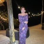 Alba Carrillo Instagram - Os dejo algunos de mis looks. Cada vez le doy más importancia a la comodidad y a ropa que defina mi estilo. Me gustan las cosas coloridas y con algún detalle que las haga especiales: un lazo, una espalda, unos botoncitos….casi siempre, en los detalles más pequeños está la diferencia y todo el mundo lo percibe, principalmente tú🫶🏼👗🧳