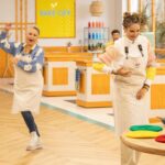 Alba Carrillo Instagram - Me siento feliz y afortunada por las cosas que vivo🙏🏻 Llegar al programa 11 de Bake off en @rtve ha sido apasionante. Podéis ver un día precioso el próximo martes a las 22:50. Soy muy intensa pero es que me gusta vivir la vida con ganas. Disfrutar y sentir sin miedo tiene sus peajes pero merece las ganas ( no me gusta decir: merece la pena) vivir así. Muchos de vosotros me escribís que estáis disfrutando y riéndoos mucho con mi paso por el programa y me da la vida! Hay mucha gente pasándolo mal, como yo en momentos de mi vida, y poder conseguir que se evadan un rato y olviden la tristeza o que se animen y logren fuerzas para encarar la vida, es mi regalo. También he leído, los menos, que soy muy intensa y que no paro de hablar. No considero intensa un insulto y hablaba porque creo que es fundamental compartir con el espectador lo que está pasando por tu mente y lo que sientes. De otra forma, cocinaría en mi casa y no en un programa de televisión. Se necesita contenido, no forzado, real y ser generoso es fundamental para llevar adelante un programa en el que trabaja mucha gente y necesitan que los que damos la cara, compartamos todo el proceso y emociones. Soy intensa, sí🫶🏼👩🏼‍🍳🥧🧁🍰
