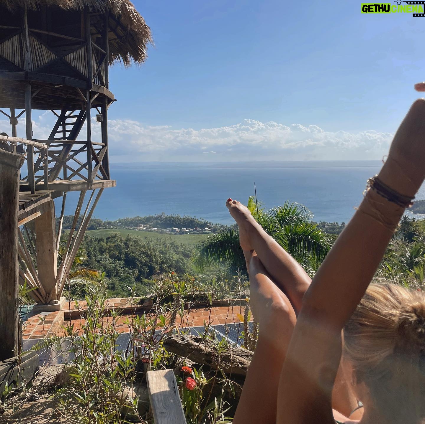 Alba Carrillo Instagram - Me llena de energía conocer y descubrir lugares nuevos, culturas diferentes, comidas diversas y otras costumbres. Me enriquece la diversidad, me nutre y mejora… #feliz @bahiaprincipehotels @soltouroficial 🌍🫶🏼🤗🧳✈️