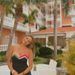 Alba Carrillo Instagram - Me llena de energía conocer y descubrir lugares nuevos, culturas diferentes, comidas diversas y otras costumbres. Me enriquece la diversidad, me nutre y mejora… #feliz @bahiaprincipehotels @soltouroficial 🌍🫶🏼🤗🧳✈️