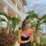 Alba Carrillo Instagram - Me llena de energía conocer y descubrir lugares nuevos, culturas diferentes, comidas diversas y otras costumbres. Me enriquece la diversidad, me nutre y mejora… #feliz @bahiaprincipehotels @soltouroficial 🌍🫶🏼🤗🧳✈️
