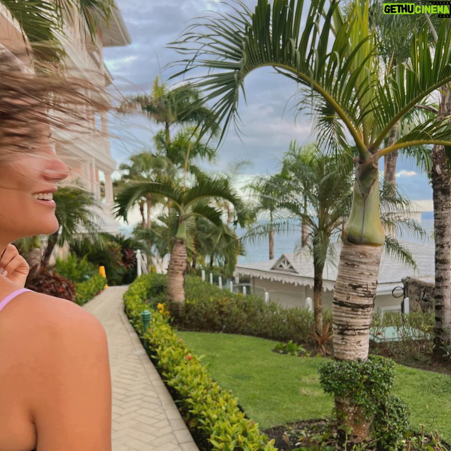 Alba Carrillo Instagram - Me llena de energía conocer y descubrir lugares nuevos, culturas diferentes, comidas diversas y otras costumbres. Me enriquece la diversidad, me nutre y mejora… #feliz @bahiaprincipehotels @soltouroficial 🌍🫶🏼🤗🧳✈️