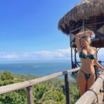 Alba Carrillo Instagram - Me llena de energía conocer y descubrir lugares nuevos, culturas diferentes, comidas diversas y otras costumbres. Me enriquece la diversidad, me nutre y mejora… #feliz @bahiaprincipehotels @soltouroficial 🌍🫶🏼🤗🧳✈️