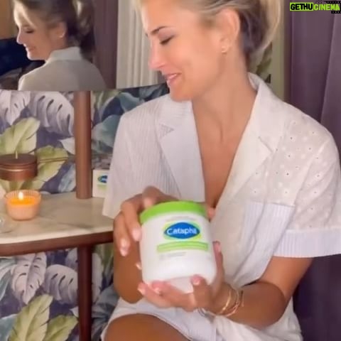 Alba Carrillo Instagram - ¿Quieres saber mi secreto para tener la piel estupenda en todas las condiciones? ¡@cetaphil.es es mi aliado al final del día!😉🤫. 🚨Al igual que yo, ¿tienes la piel sensible y no sabes cómo cuidarla? Te cuento cuáles son los 5 signos de la piel sensible y la mejor forma de tratarlos. #DescubreCetaphil #CetaphilCuidadoExperto #publi