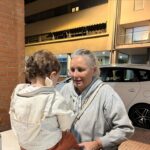 Alba Carrillo Instagram – El tesoro de mi vida son mis personas favoritas🏴‍☠️🤩
Hice una tarta-rollo de margaritas (última foto) porque era la flor favorita de nuestra abuela y, aunque ya no está físicamente, la homenajeamos siempre que podemos por medio de esta flor. El día 24 de marzo era su cumpleaños y hemos festejado que, gracias a ella, yo he tenido siempre una hermana del alma ( mi prima @b_mp284 ) y que tenemos dos niños preciosos que se unen al equipo de personas felices y especiales🤩
Os dejaré la receta de esta tarta de primavera en estos días. Por ahora, os dejo fotos de esas que veré mil veces, toda mi vida, y sonreiré siempre😍