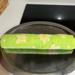 Alba Carrillo Instagram - El tesoro de mi vida son mis personas favoritas🏴‍☠️🤩 Hice una tarta-rollo de margaritas (última foto) porque era la flor favorita de nuestra abuela y, aunque ya no está físicamente, la homenajeamos siempre que podemos por medio de esta flor. El día 24 de marzo era su cumpleaños y hemos festejado que, gracias a ella, yo he tenido siempre una hermana del alma ( mi prima @b_mp284 ) y que tenemos dos niños preciosos que se unen al equipo de personas felices y especiales🤩 Os dejaré la receta de esta tarta de primavera en estos días. Por ahora, os dejo fotos de esas que veré mil veces, toda mi vida, y sonreiré siempre😍