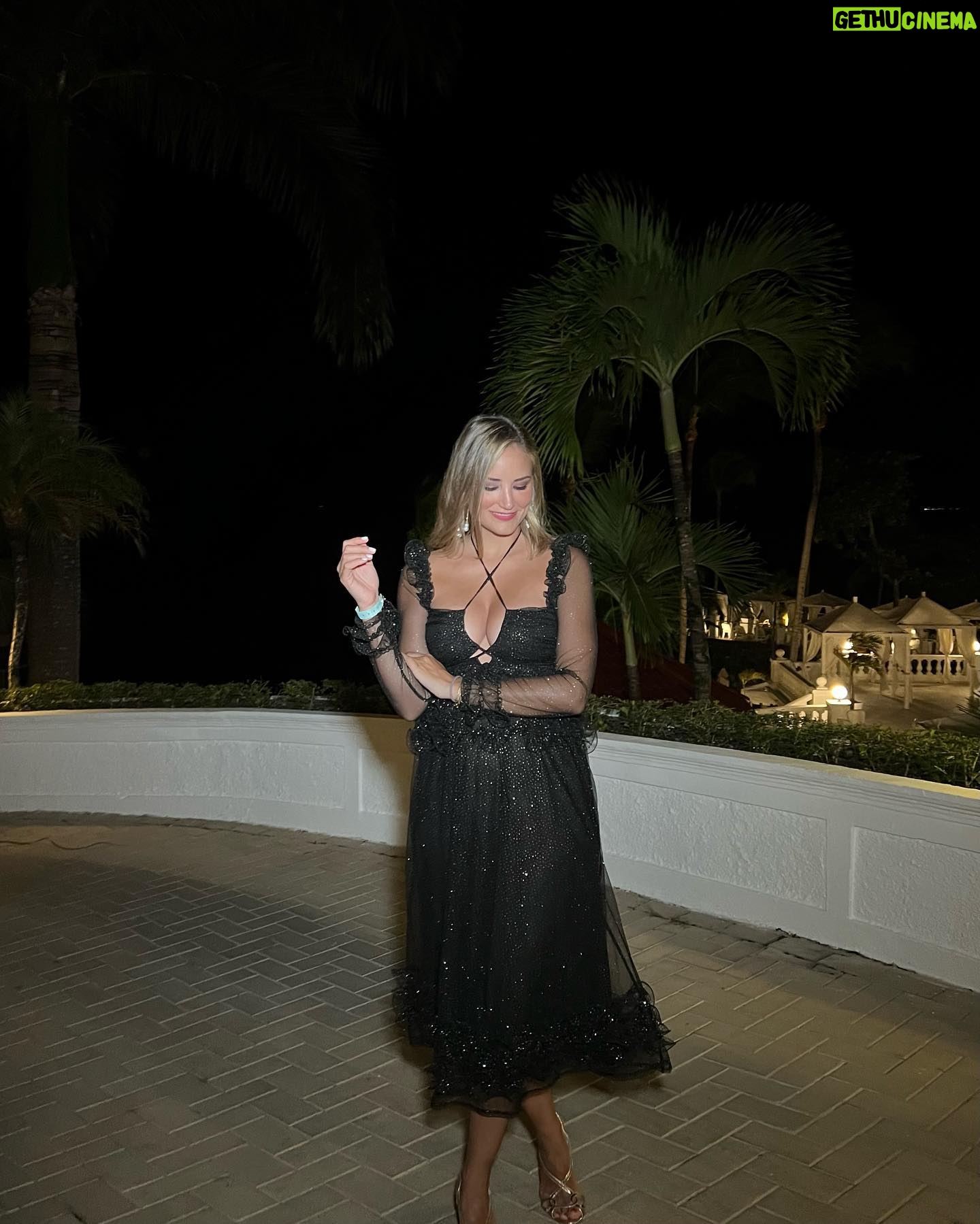 Alba Carrillo - 18.2K Likes - Noche de brillos y celebración en SamanĆ” š«āØ
