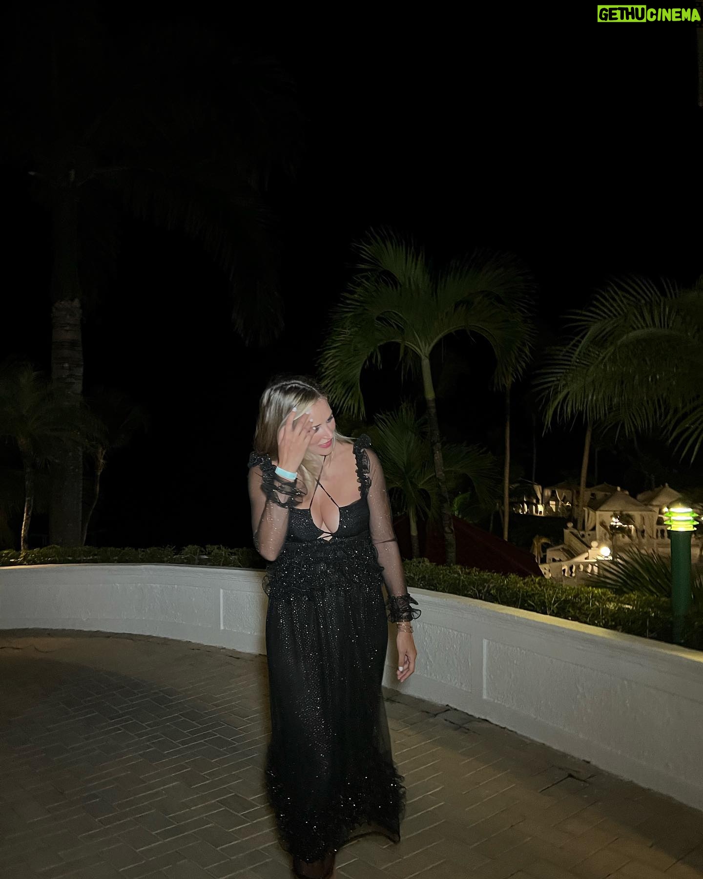 Alba Carrillo - 18.2K Likes - Noche de brillos y celebración en SamanĆ” š«āØ