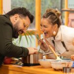 Alba Carrillo Instagram - Me siento feliz y afortunada por las cosas que vivo🙏🏻 Llegar al programa 11 de Bake off en @rtve ha sido apasionante. Podéis ver un día precioso el próximo martes a las 22:50. Soy muy intensa pero es que me gusta vivir la vida con ganas. Disfrutar y sentir sin miedo tiene sus peajes pero merece las ganas ( no me gusta decir: merece la pena) vivir así. Muchos de vosotros me escribís que estáis disfrutando y riéndoos mucho con mi paso por el programa y me da la vida! Hay mucha gente pasándolo mal, como yo en momentos de mi vida, y poder conseguir que se evadan un rato y olviden la tristeza o que se animen y logren fuerzas para encarar la vida, es mi regalo. También he leído, los menos, que soy muy intensa y que no paro de hablar. No considero intensa un insulto y hablaba porque creo que es fundamental compartir con el espectador lo que está pasando por tu mente y lo que sientes. De otra forma, cocinaría en mi casa y no en un programa de televisión. Se necesita contenido, no forzado, real y ser generoso es fundamental para llevar adelante un programa en el que trabaja mucha gente y necesitan que los que damos la cara, compartamos todo el proceso y emociones. Soy intensa, sí🫶🏼👩🏼‍🍳🥧🧁🍰