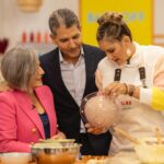 Alba Carrillo Instagram - Me siento feliz y afortunada por las cosas que vivo🙏🏻 Llegar al programa 11 de Bake off en @rtve ha sido apasionante. Podéis ver un día precioso el próximo martes a las 22:50. Soy muy intensa pero es que me gusta vivir la vida con ganas. Disfrutar y sentir sin miedo tiene sus peajes pero merece las ganas ( no me gusta decir: merece la pena) vivir así. Muchos de vosotros me escribís que estáis disfrutando y riéndoos mucho con mi paso por el programa y me da la vida! Hay mucha gente pasándolo mal, como yo en momentos de mi vida, y poder conseguir que se evadan un rato y olviden la tristeza o que se animen y logren fuerzas para encarar la vida, es mi regalo. También he leído, los menos, que soy muy intensa y que no paro de hablar. No considero intensa un insulto y hablaba porque creo que es fundamental compartir con el espectador lo que está pasando por tu mente y lo que sientes. De otra forma, cocinaría en mi casa y no en un programa de televisión. Se necesita contenido, no forzado, real y ser generoso es fundamental para llevar adelante un programa en el que trabaja mucha gente y necesitan que los que damos la cara, compartamos todo el proceso y emociones. Soy intensa, sí🫶🏼👩🏼‍🍳🥧🧁🍰