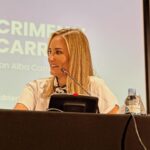 Alba Carrillo Instagram – Intentaré explicar lo que vivimos ayer.
Primero nervios, muchos nervios.
¿Vendrá gente? ¿Lo haremos bien? ¿Estaremos a la altura del reconocimiento que se nos ha dado (50 mejores podcast de 2024 según la revista @forbes_es)
La respuesta fue SÍ A TODO.
Una sala abarrotada, estuvimos más que de sobra a la altura, incluso por encima de lo que pensábamos y creo que es la vez que mejor me lo he pasado haciendo mi trabajo.
Y es que esto llega un momento en el que deja ser una ocupación a transformarse en un placer.
La culpa de todo la tiene @albacarrillooficial, la que empezó como una compañera y ahora es una amiga. Podría hacer esta misma actividad con muchísima gente, pero nadie sería esa pieza FUNDAMENTAL que encaja al 102% conmigo y que hace que seamos uno sobre el escenario. Alba, contigo al infinito, lo tengo claro. Gracias por esa ilusión, ese desparpajo y ese curro de horas diarias que le metes a nuestro proyecto, sin ti estaría muy perdido y esto no tendría valor alguno.
Cómo no, gracias infinitas también a @sarustica y @danierreme, las otras dos patas de la mesa. No subo la foto porque os tengo un post reservado esta semana. No diré más, pero sin vosotros esto no existe.
Y por supuesto a @subterfugeradio, @carlosgalan y @estacionpodcast por brindarnos esta oportunidad.
Sigo en mi nube. Os juro que habrá novedades y sorpresas MUY MUY GRANDES.
Y cómo no, a esas personas que siempre están ahí y nos apoyan incondicionalmente (@tiffani_guarch, @lascositasdemarit, @luciarpjoficial y nuestros hijos. Os queremos mucho, infinitísimo)
Gracias a todos porque @crimenycarrillo es gracias a vosotros.
